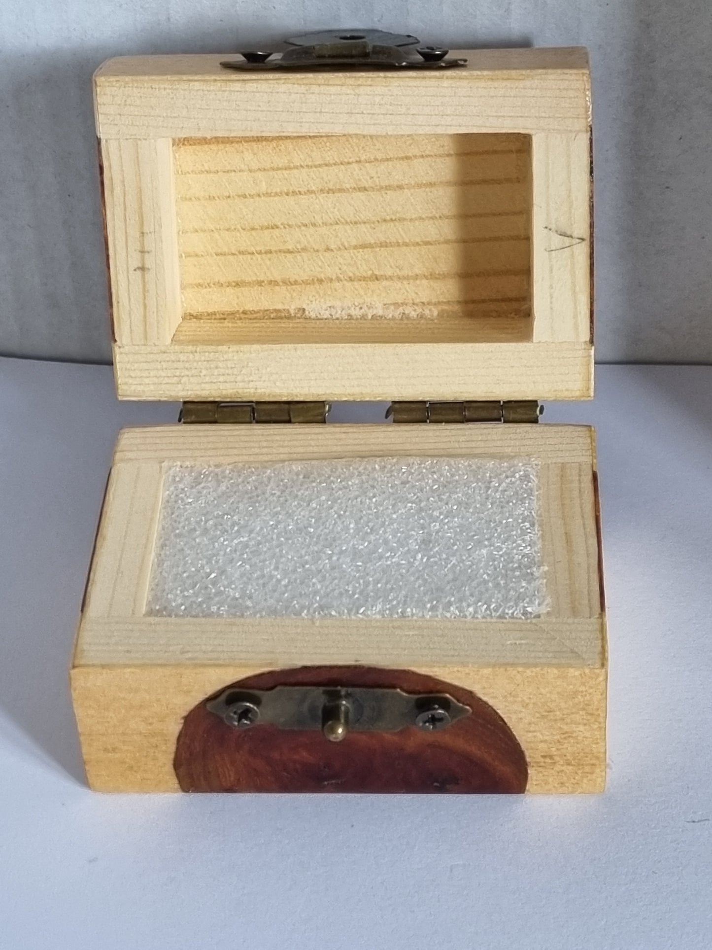 Petit coffre en bois pour bijoux 5,8 cm par 3,8 de large 3,8 de haut