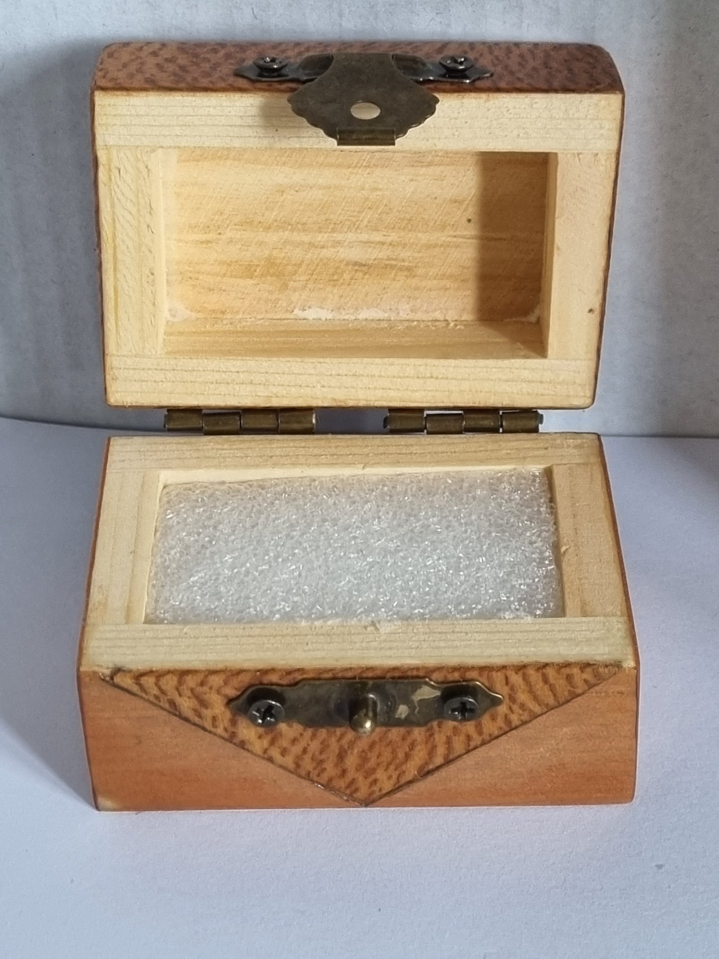 Petit coffre en bois pour bijoux 5,8 cm long par 3,8cm de large ,3,8cm haut