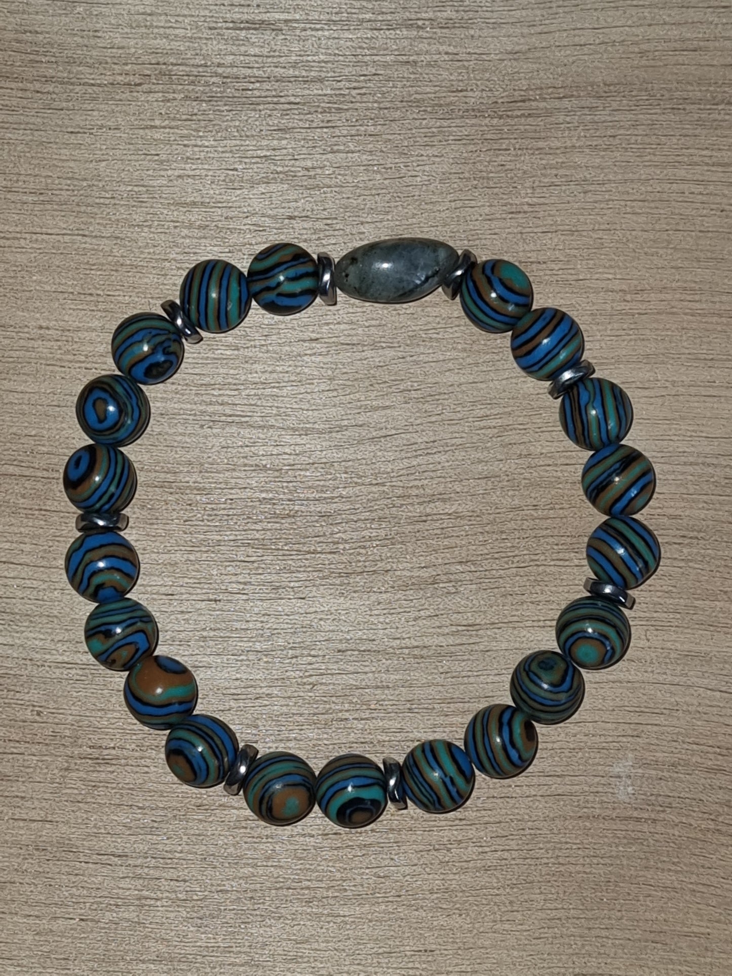 Bracelet perles malachite synthétique. Une perle labradorite.