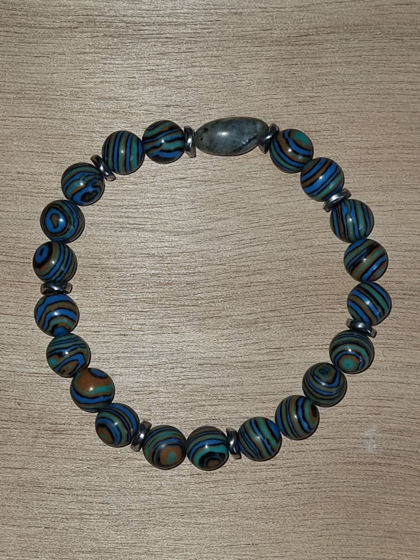 Bracelet perles malachite synthétique. Une perle labradorite.