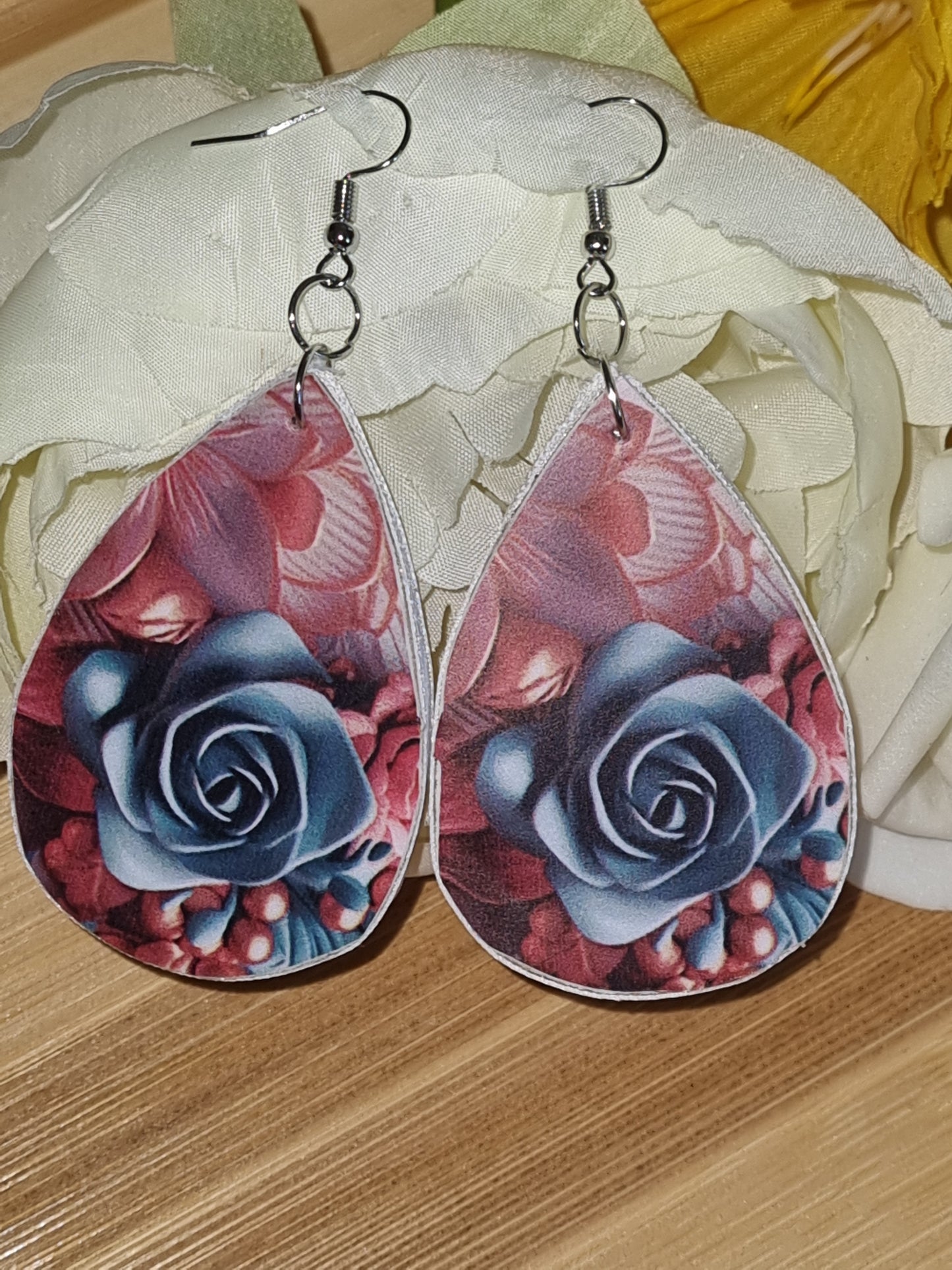 Jolies boucles d'oreilles roses bleues