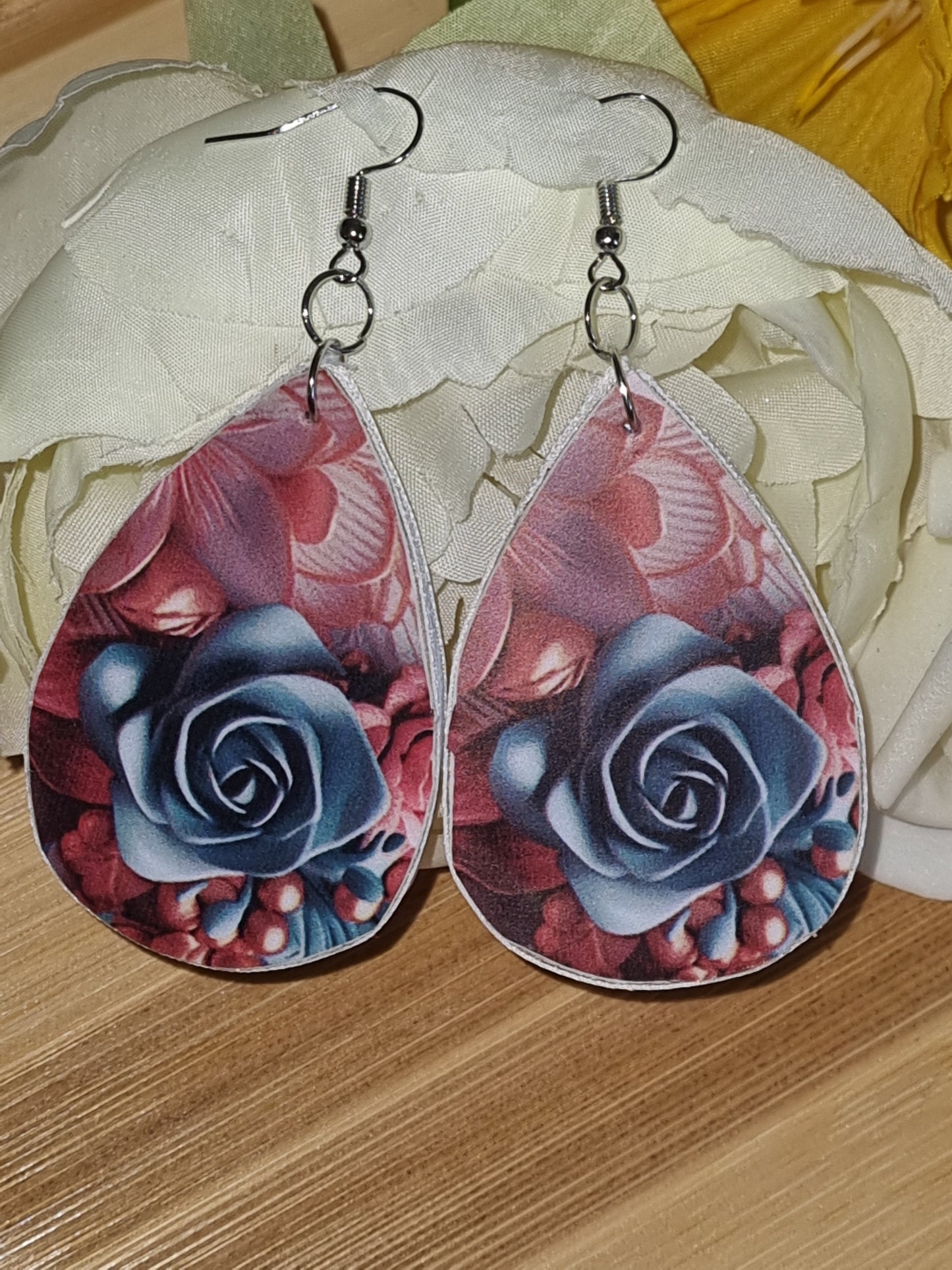 Jolies boucles d'oreilles roses bleues