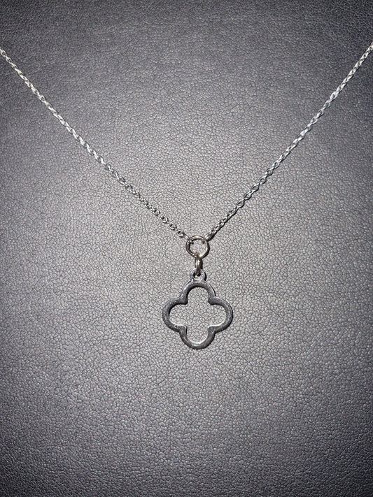 Pendentif acier inoxydable trèfle.