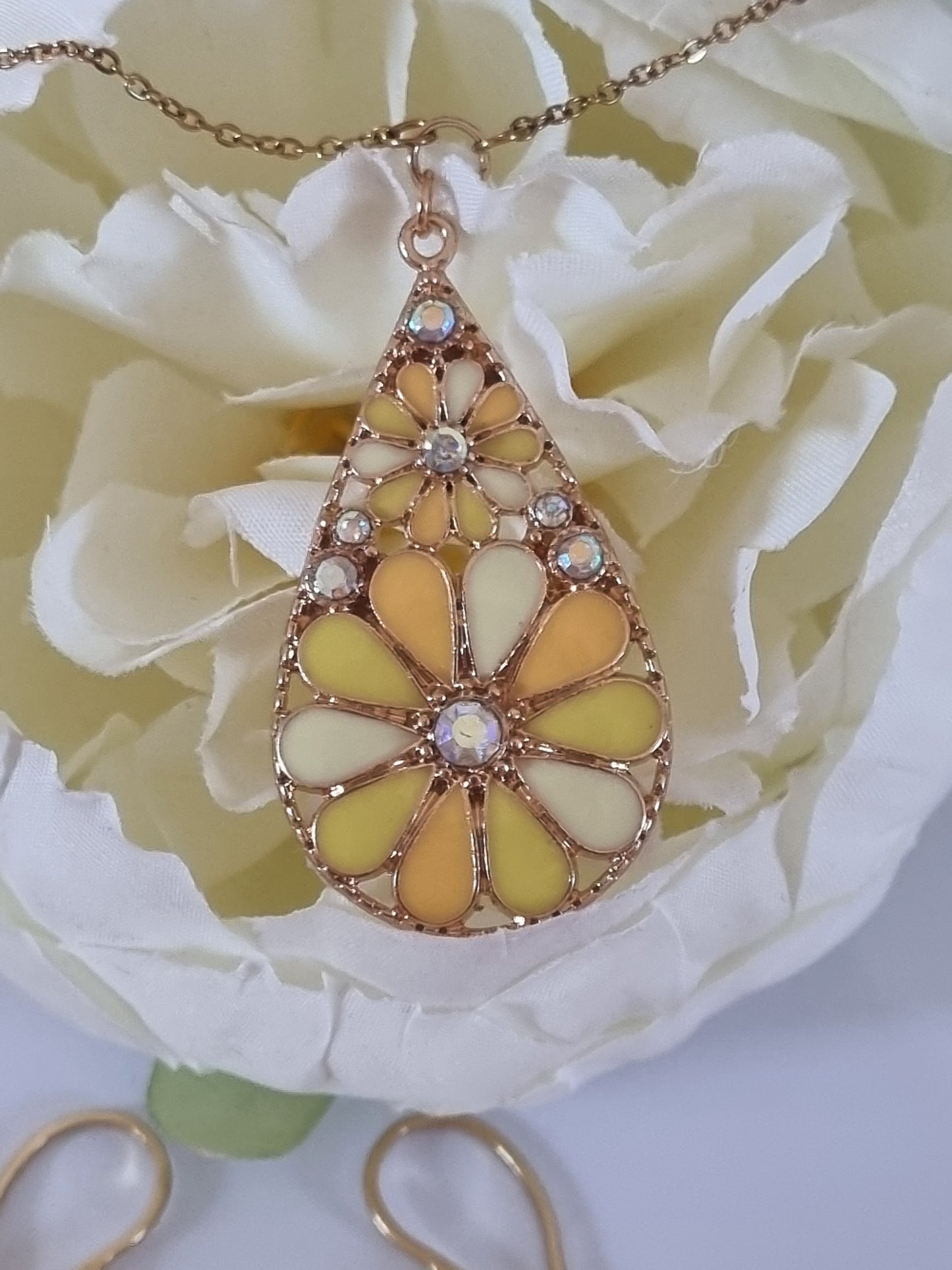 Pendentif fleurs jaunes fantaisie.