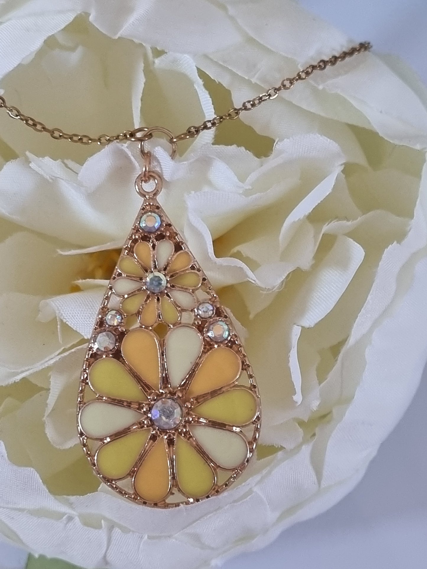 Pendentif fleurs jaunes fantaisie.