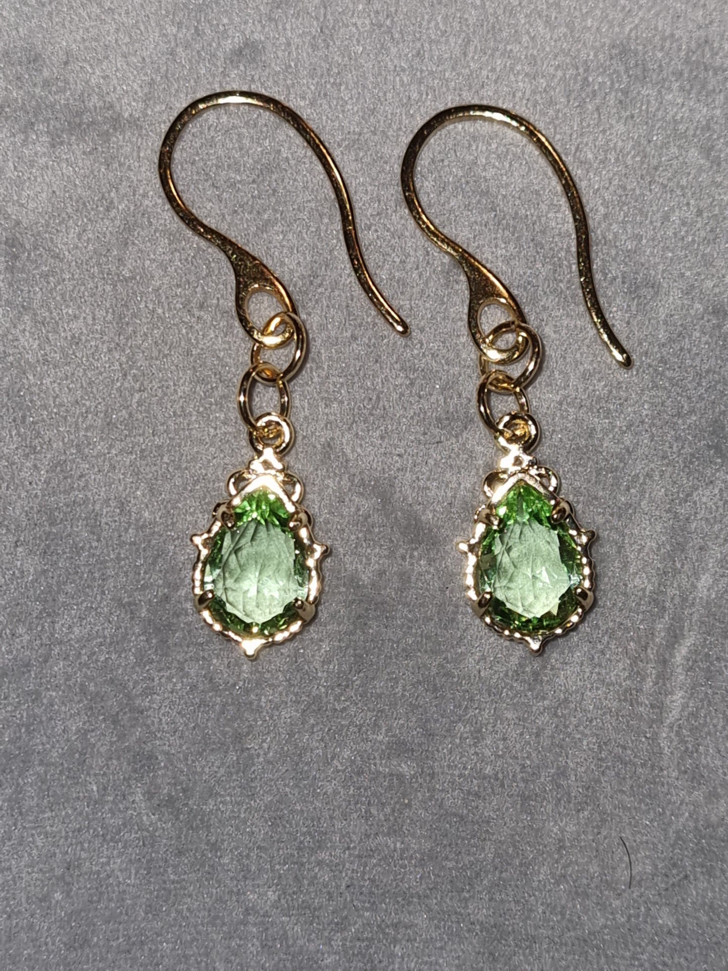 Petites boucles d'oreilles pierres verte crochets acier inoxydable.