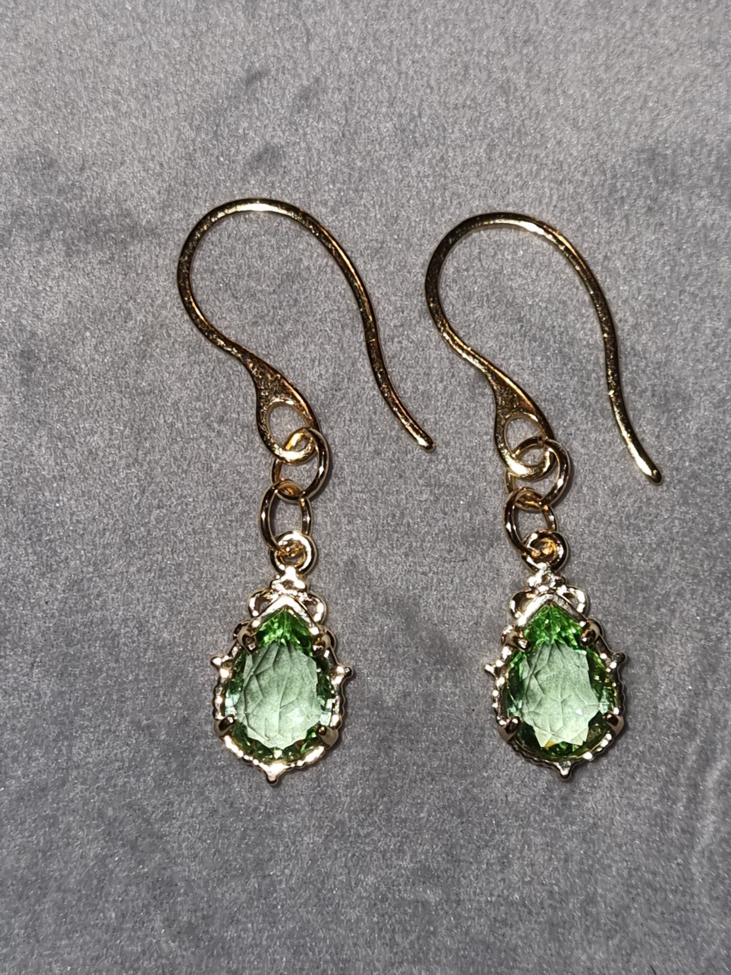 Petites boucles d'oreilles pierres verte crochets acier inoxydable.